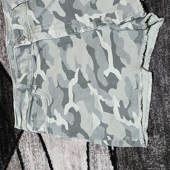 MAURICES HIGH-RISE CAMO RAW-EDGE DENIM JEAN SHORTS - Picture 2 of 11